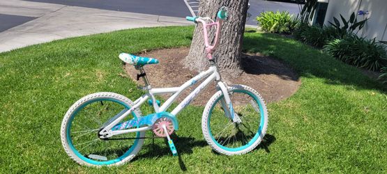 Bike for Girls,  Ages5 or 6+ Years Old,  Training Wheels 19".5"xH28" good condition