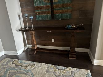 Beautiful Console / Foyer Table In Like New Condition