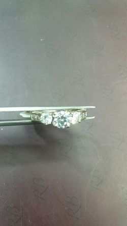 14k white gold Engagement ring 1.50 ct Diamonds total very good quality