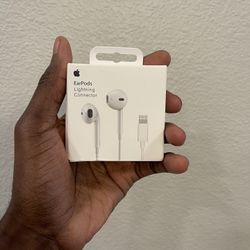 A Pple EarPods Lighting Connector 