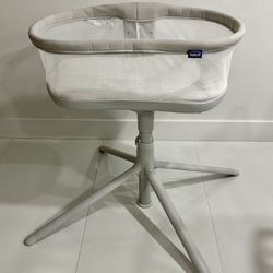 Halo Bassinet With Mattress - Like New 