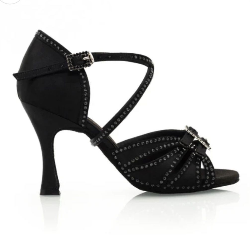 Lesly Black with Diamond Studs
