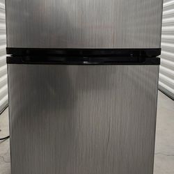 Insignia 3.0 cu. Ft Compact Mini Fridge SS Doors 