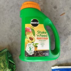 Miracle Grow Shake N Feed