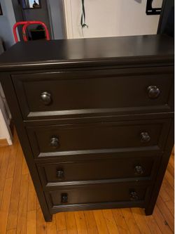 Tall dresser 4 drawers