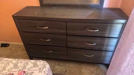 Brown wood Dresser with mirror
