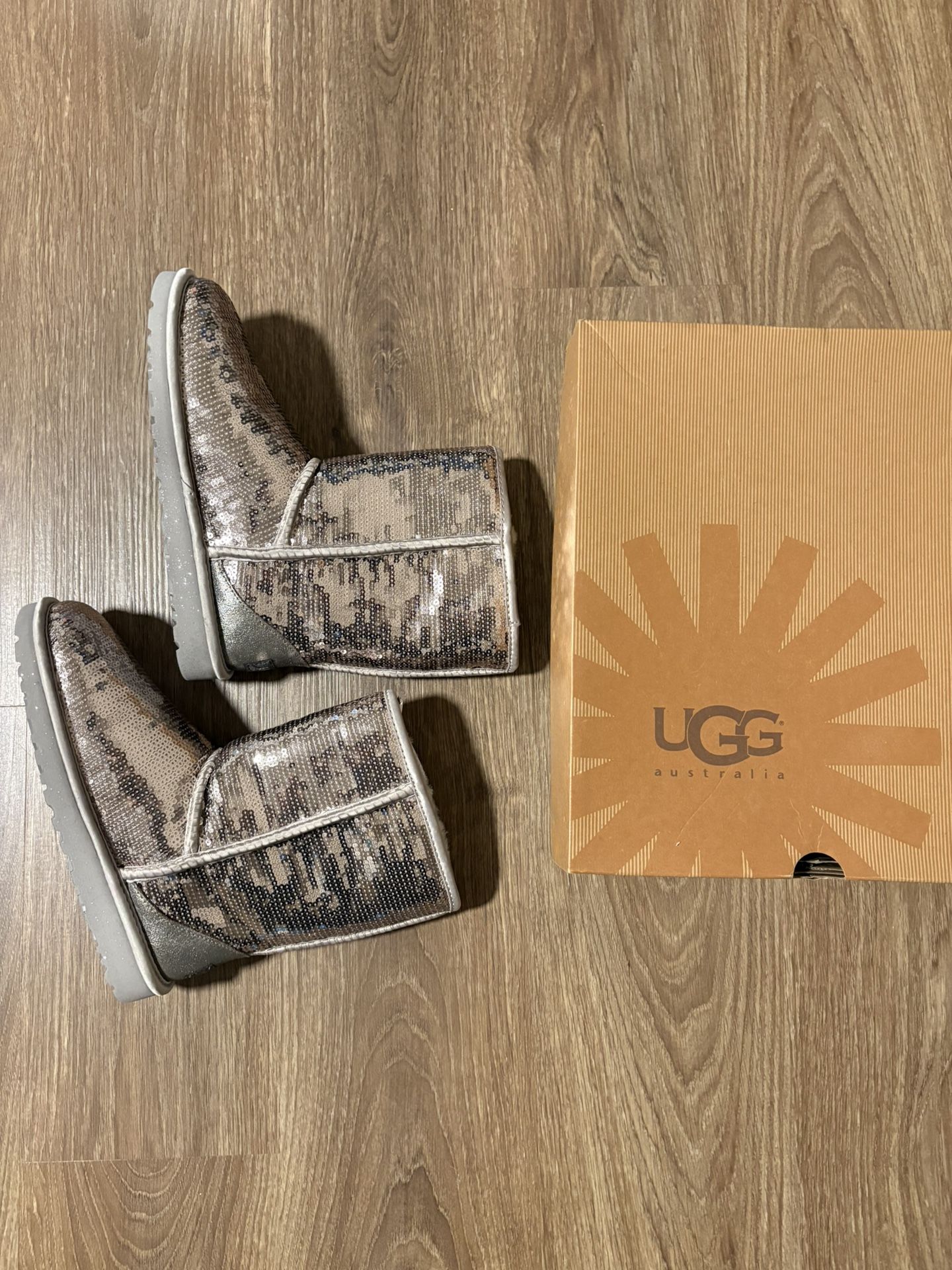 NIB UGG W Classic Short Sparkles Women’s Boots, Silver, Size 7