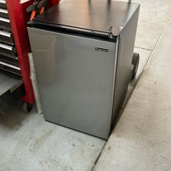 Refrigerator 4.4 Cu’ 