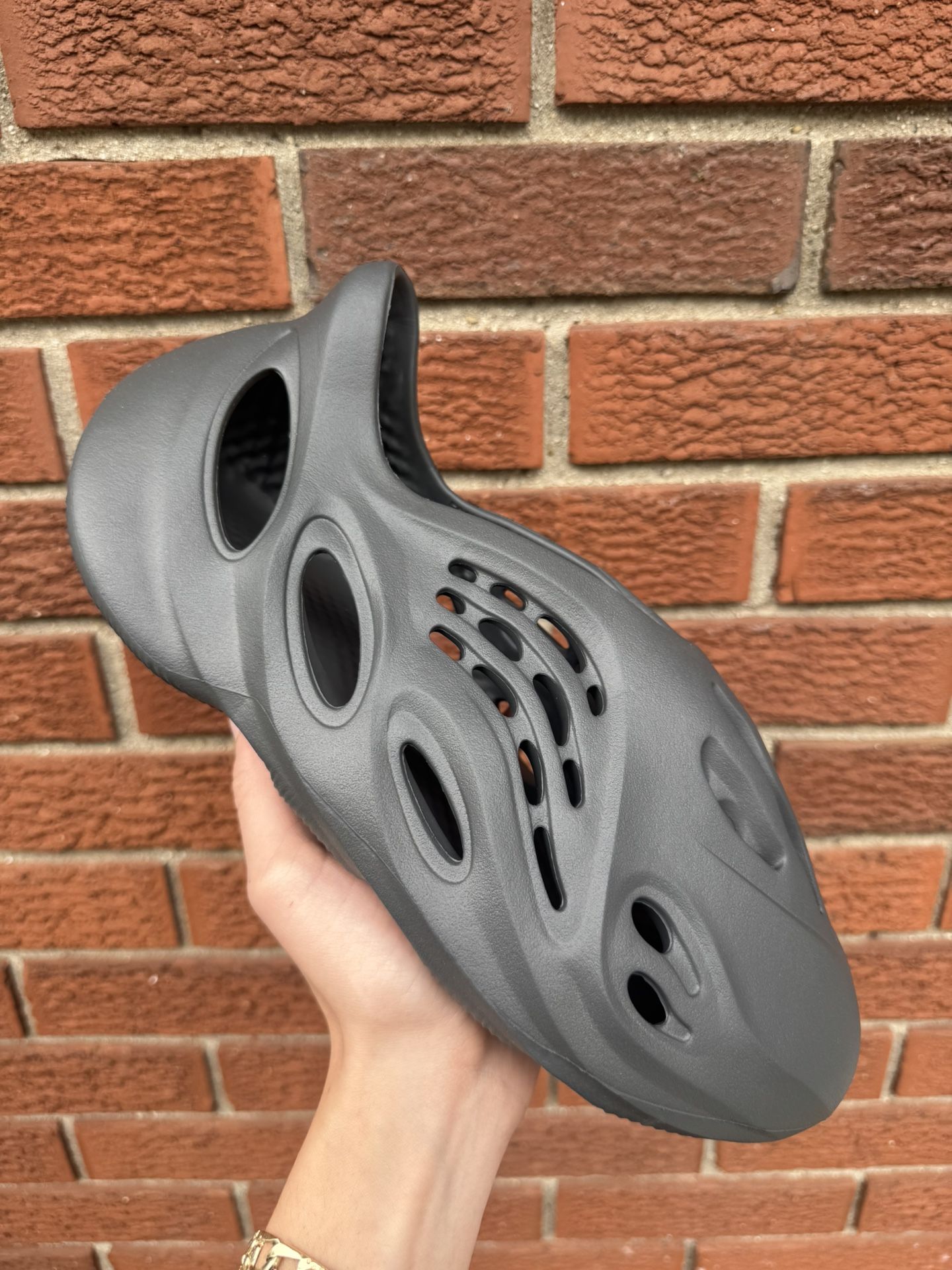 Yeezy Foam RNR Carbon