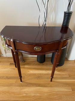 Beautiful Entryway Table – Excellent Condition