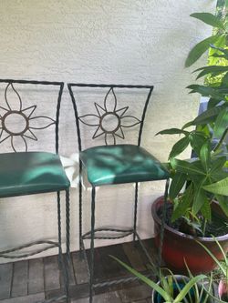 Sillas Altas de metal con anciento de cuero