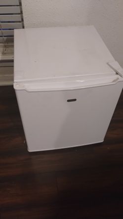 Mini fridge 