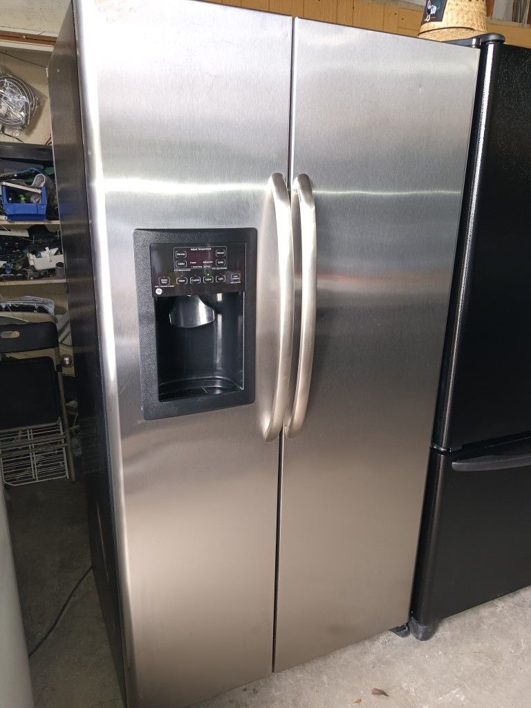 G/E Refrigerator Side By Side Stainless Steel Everything Works Good 💯📌