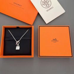 A light and compact women's necklace