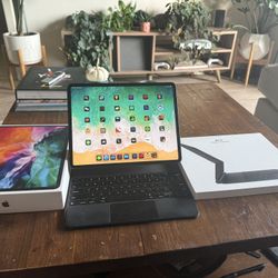 iPad Pro 4th Gen W/magic Keyboard 256  GB 12.9 Inch Unlocked