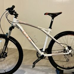 Gorgeous GT Mountain Bike (1-owner) - Like New, Disc brakes, Free Extras 