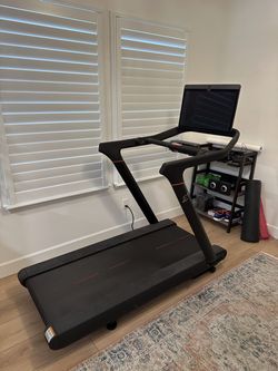 2021 Peloton Tread Excellent Condition 0-50 Rides with Accessories - Orlando, FL