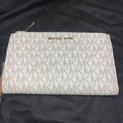 Micheal Kors Leather Wristlet Wallet 