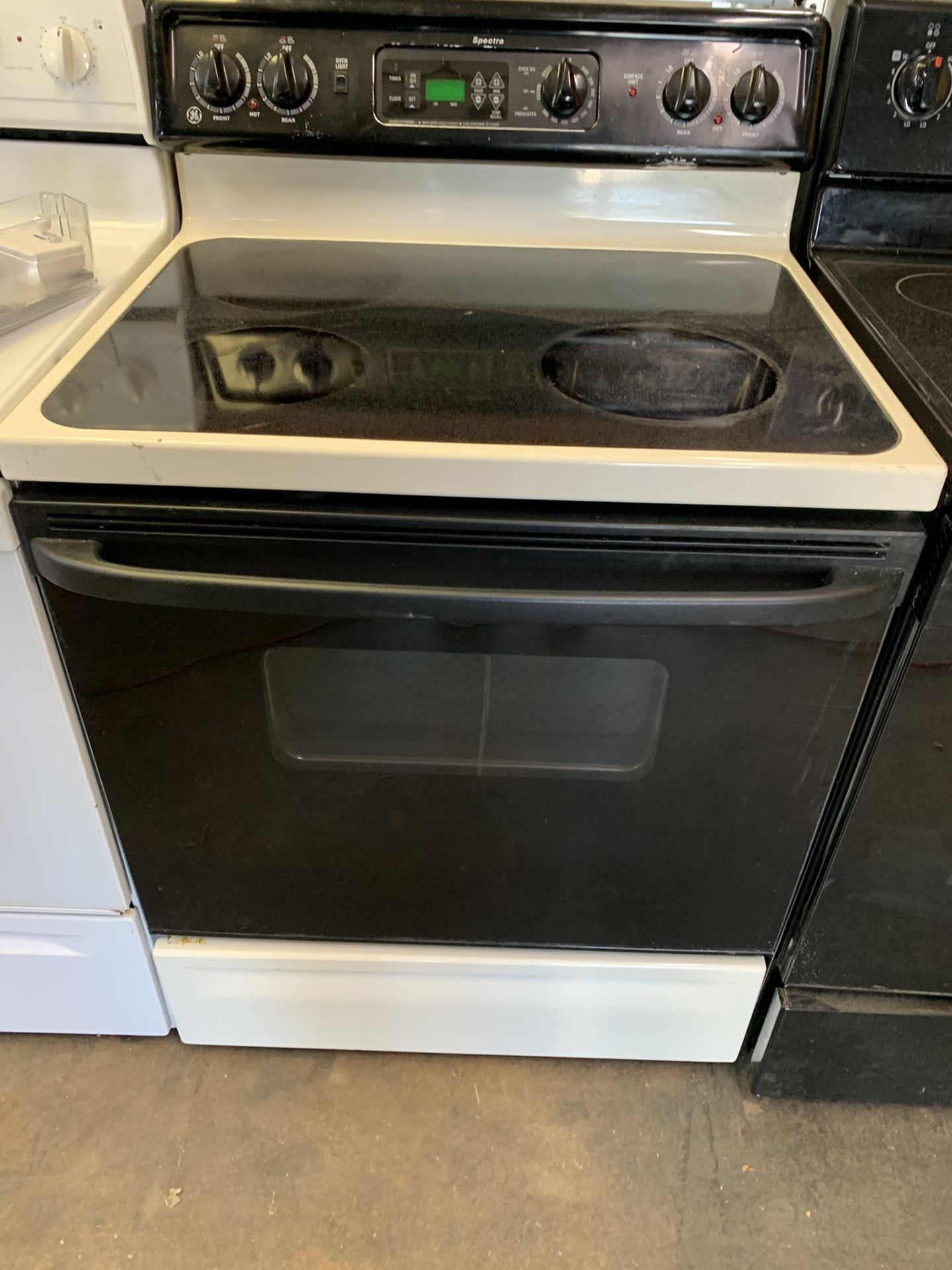Ge smooth top stove excellent condition everything works fine for Sale