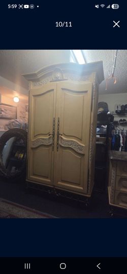 Bedroom Furniture Set Vintage French Style Dresser Armoire Mirror Beautiful set in excellent condition
Dresser is 9 drawer Measures 82" long 20.5" wid