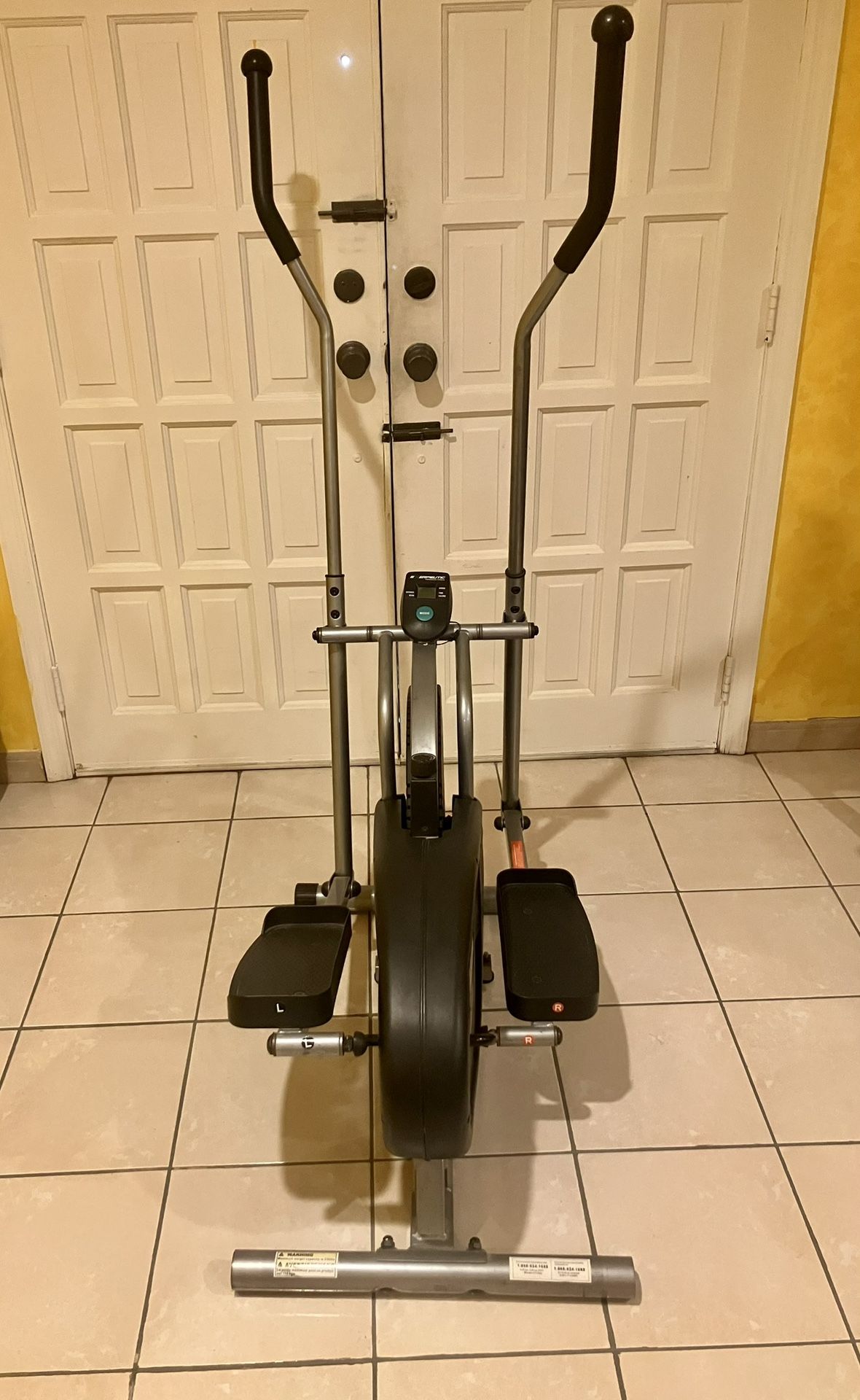 Elliptical Exercise Machine / Máquina de Ejercicio Elíptica