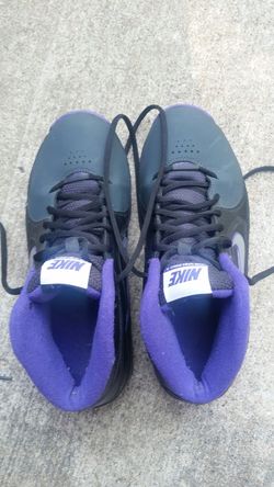 Sz 7 Nike basketball shoes