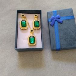 Beautiful Pendant Necklace And Earring Set