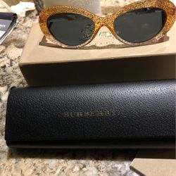 Burberry Crystal Sunny W/all https://offerup.com/redirect/?o=QWNjZXNzb3JpZXMuTmV3