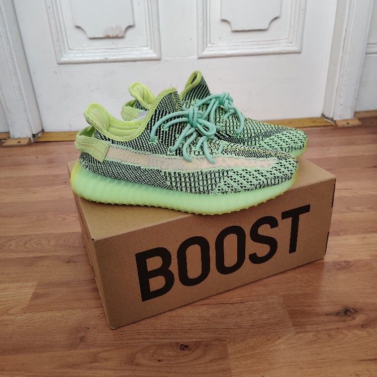 Yeezy Yeereel Neón Green Size 9 and 9.5