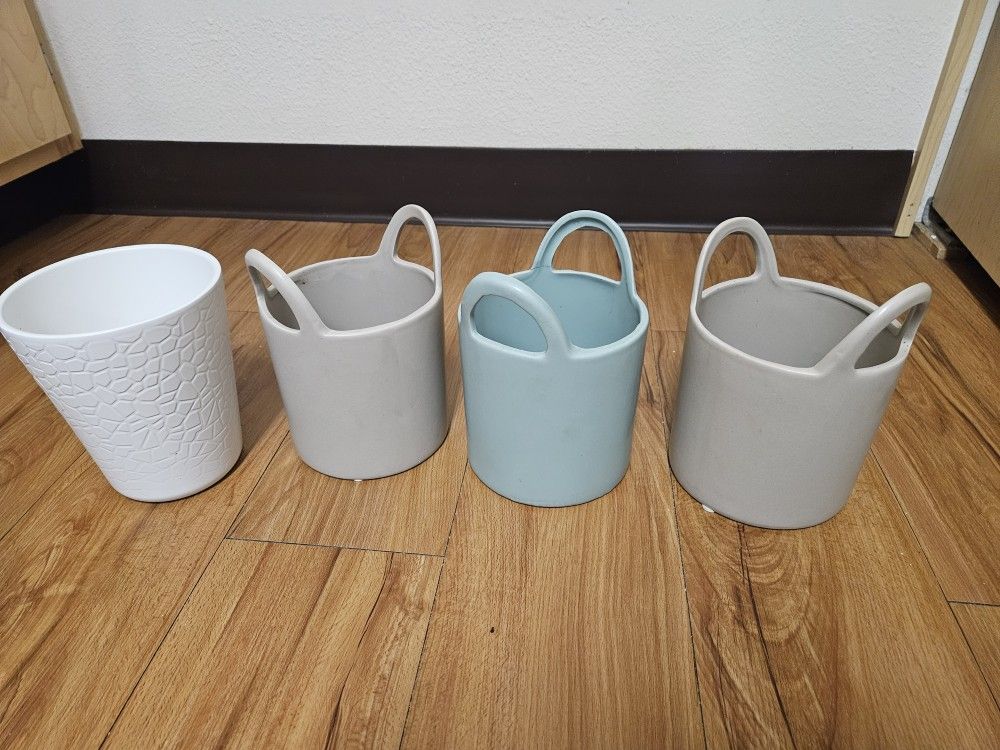 4 Ceramic Pots. Size 5"