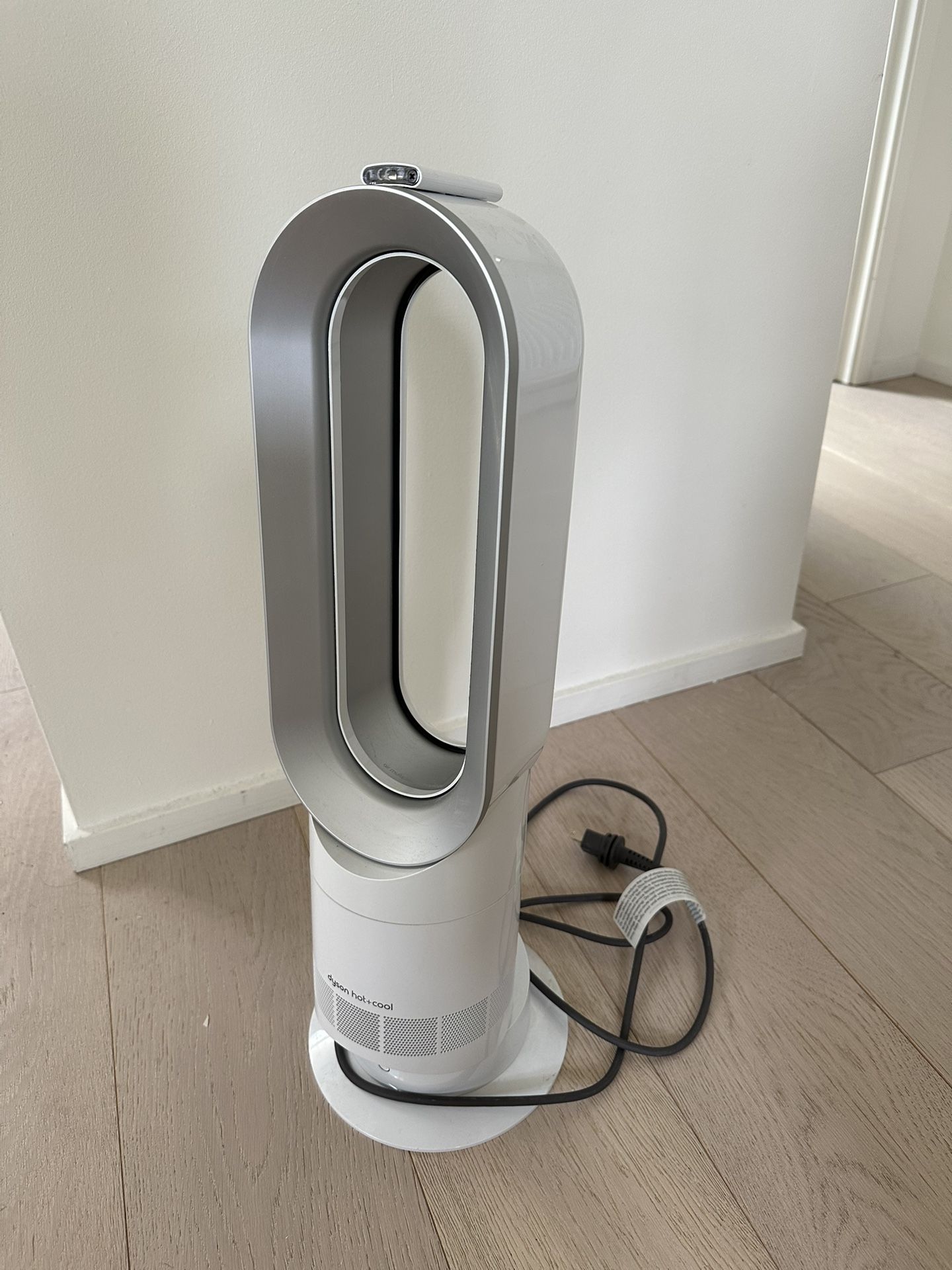 Dyson AM09 Hot & Cold Fan