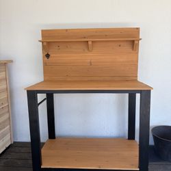 BBQ /POTTING   TABLE
