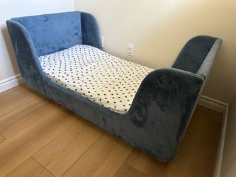Toddler bed with mattress