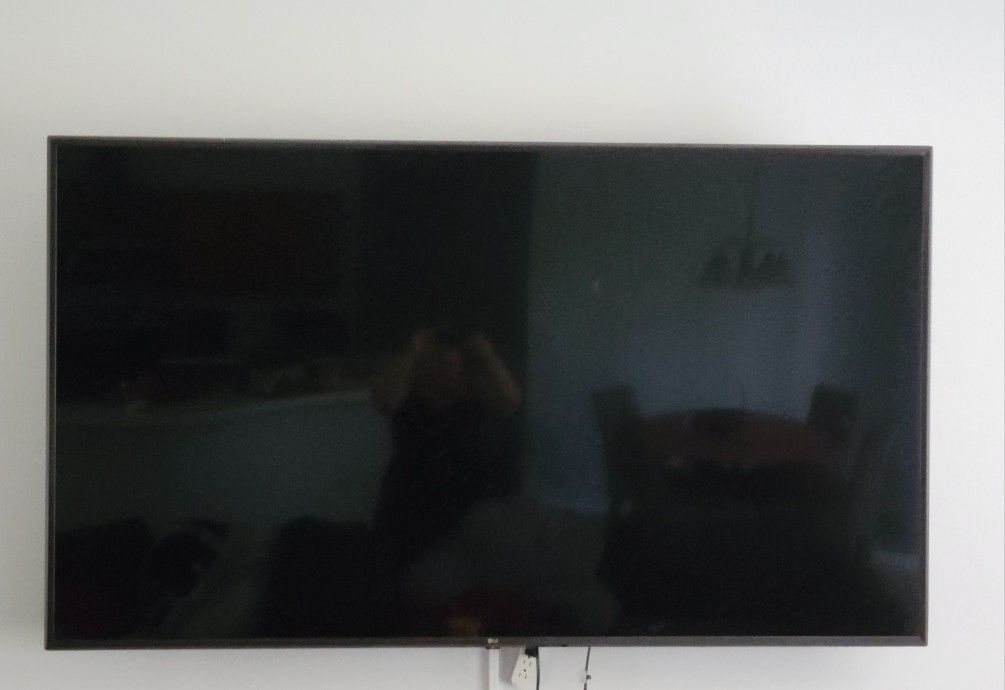 85" LG TV & Mount