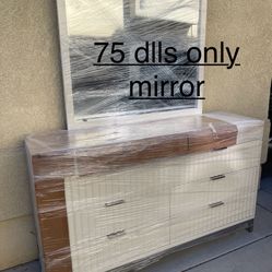Dresser Only the mirror is sold in good condition.