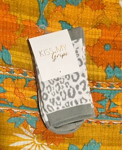 Woman’s Gray Leopard Grip Socks