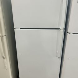 Like New 28” Wide 18 Cubic Foot Refrigerator With Ice Maker 