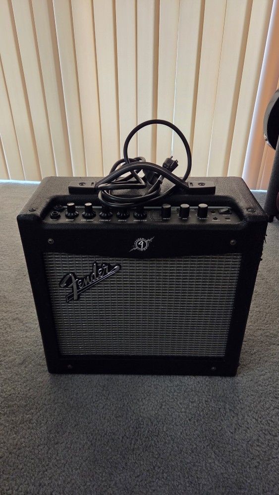 Fender Mustang 1 V.2 Modeling Guitar Amp With Power Cord