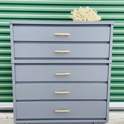 Beautiful Stanley Midcentury Dresser 36x19x45