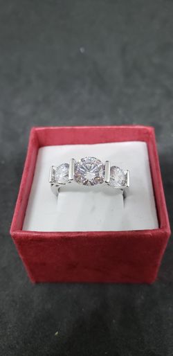 Pretty 3 large Stone ring