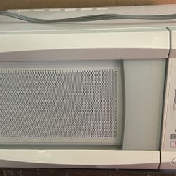 Oster 800 Watt Microwave REDUCED PRICE!