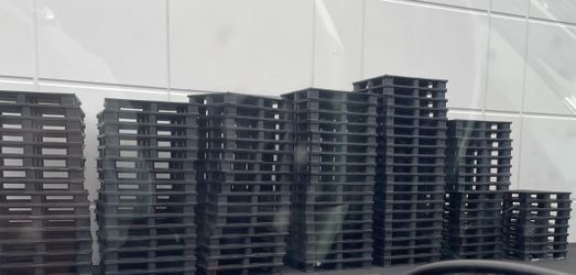 NEW Beefy Heavy duty plastic pallets for sale 48x40