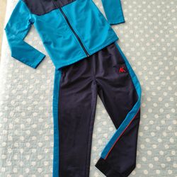 Boy's sport suit (size 6-7 small)