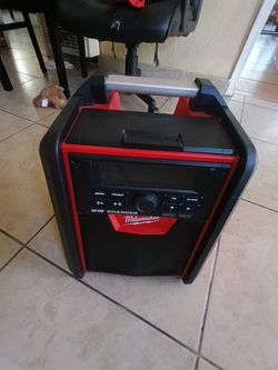 Milwaukee
M18 Lithium-Ion Cordless Jobsite Radio/Charger solo se provo