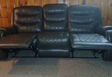 Hisense 65-Inch Smart TV with Gray Leather Sofa Set – Like New – Baltimore, MD