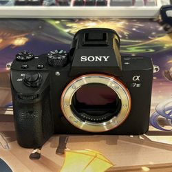 Sony A7 3 in excellent condition (w/ 50mm lens for free)