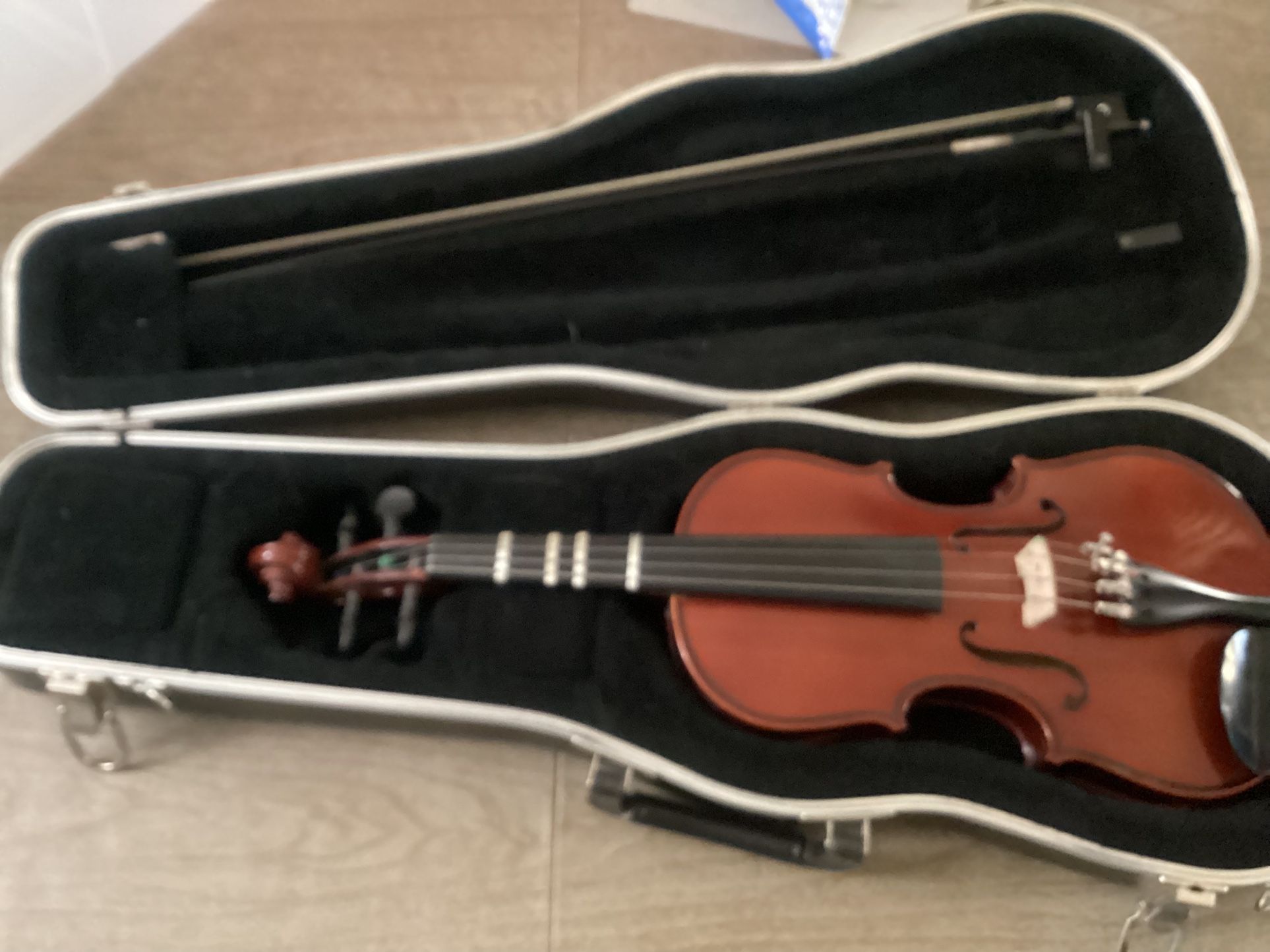 Wm. Lewis & Son WL50E3. 3/4 Violin w/Case and Bow This Is For Children Under 13 Who Are Starting Out