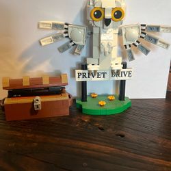 LEGO Harry Potter Hedwig at 4 Privet Drive  (set number 76425). 