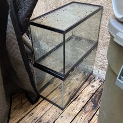2 Ten Gallon Fish Or Turtle Tanks And Stand With one Light And Cover 