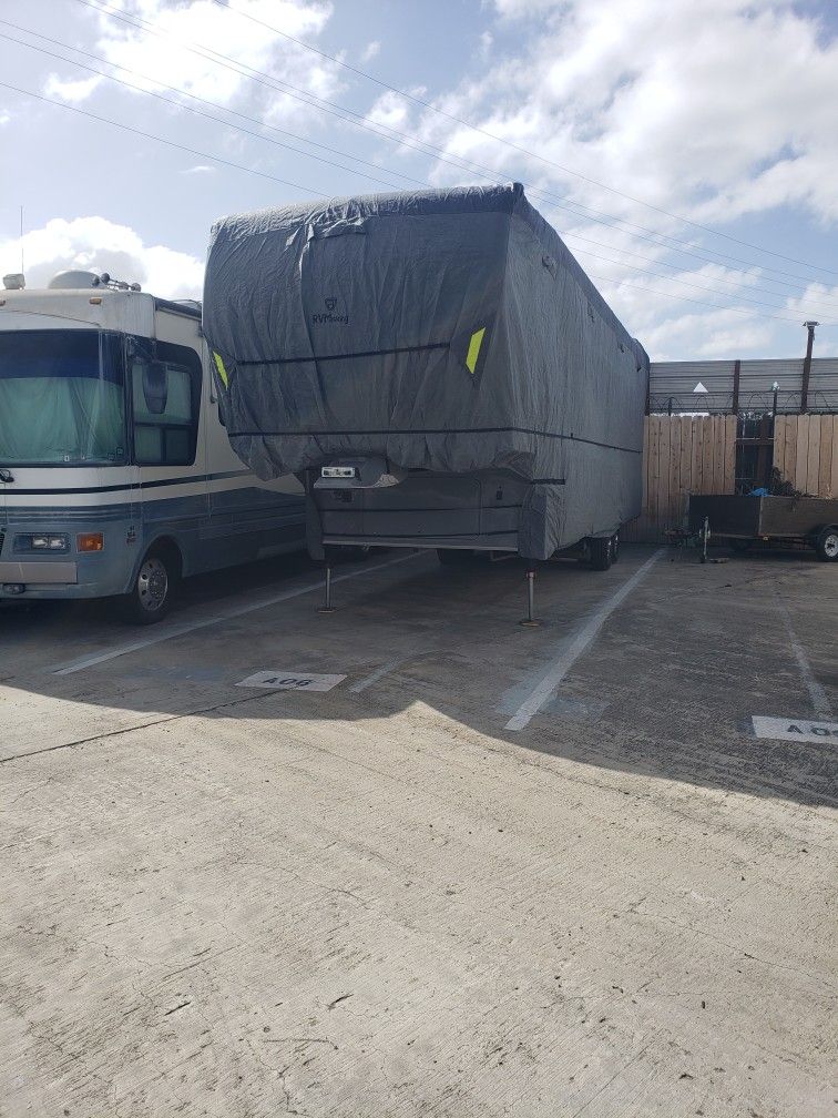 5th Wheel Cover